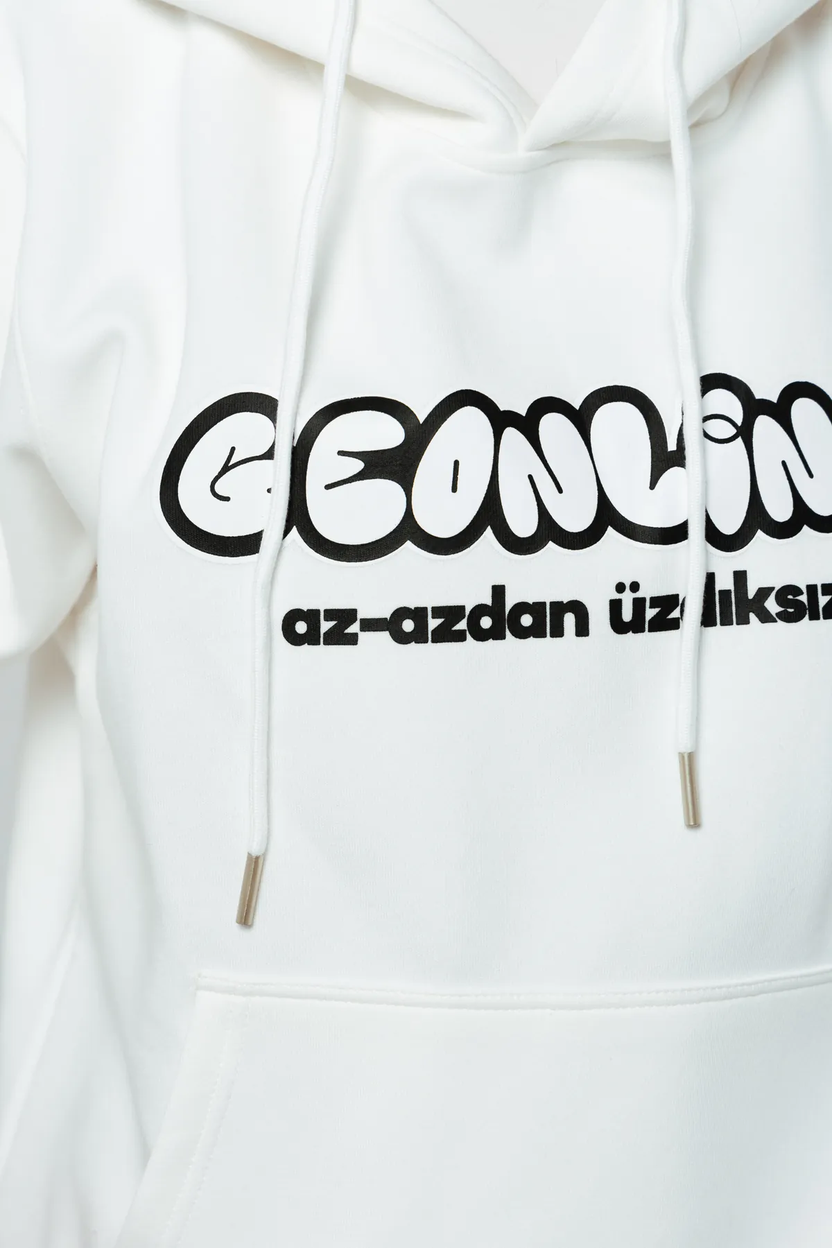 Белое худи Geonline с фирменным принтом